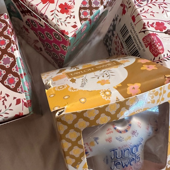 Junior Jewels Christmas Tree ornament. - Picture 4 of 4